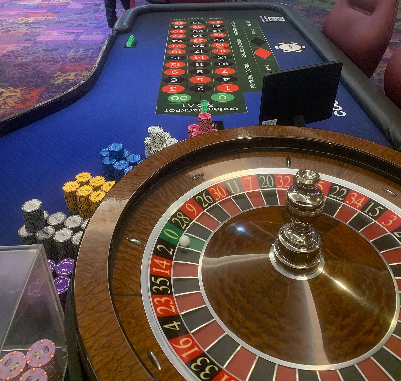 Bàn roulette trong sòng bạc