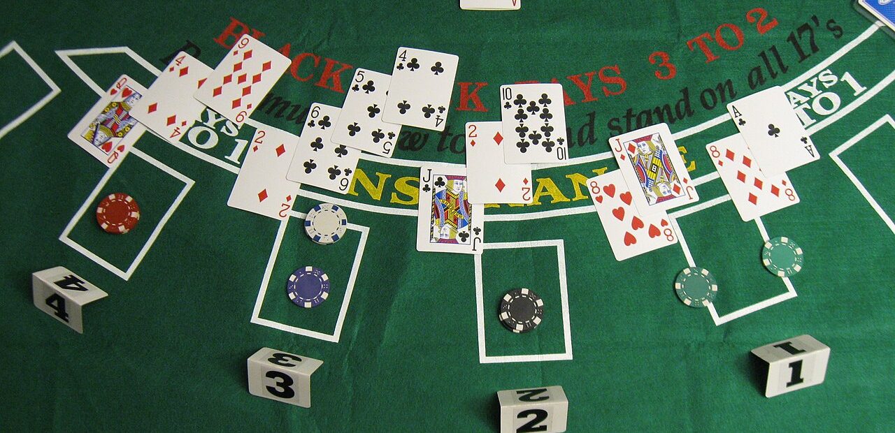 Blackjack trực tuyến: luật cơ bản, bảng quyết định và quản lý vốn