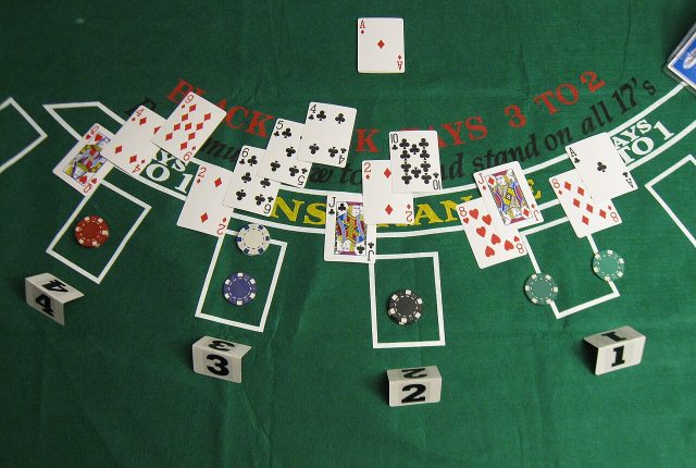 Blackjack trực tuyến: luật cơ bản, bảng quyết định và quản lý vốn